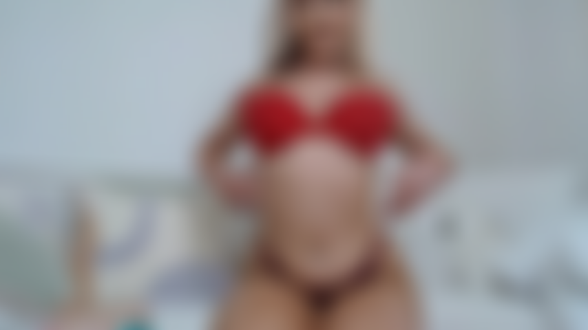 Ein blondes bimbo in roten streifen und fingerfickt ihre muschi
