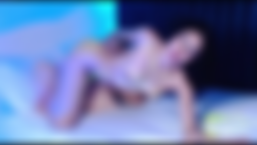 Schlampiger blowjob im doggystyle.