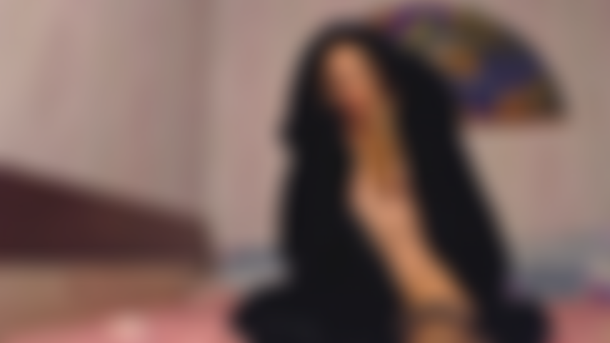 Pelzmantel, strümpfe, masturbation, orgasmus, dirty talk.