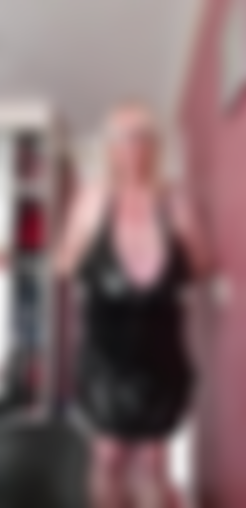Die eine visuelle show für meine sissy hinlegt, in meinen high heels, engem lackkleid. Zeige ihm, was er mit meinem gebrauchten höschen machen soll und schaue mir auf der toilette zu, bevor ich ihm mit meinen absätzen einen tritt in den arsch verpasse.
